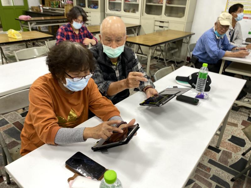 學員利用平板上網搜尋Google Maps地圖應用。