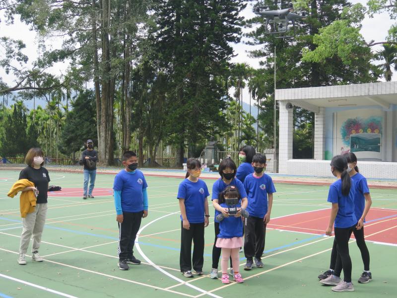 姊姊妹妹讓我們一起透過數位學，空拍我們美麗的校園，留下美好的鏡頭。