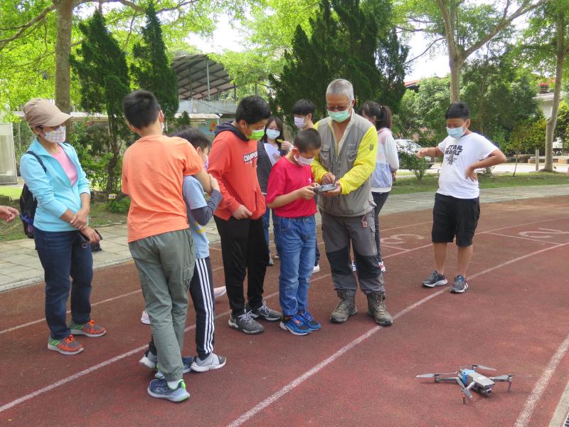 親子共學應用數位科技，紀錄美麗的校園，並讓學童的夢想起飛成真。