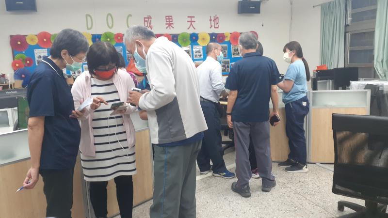 學員分小組互相討論學習。