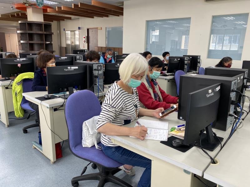 學員很認真地抄筆記