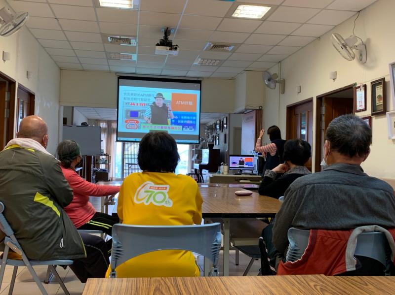 學員認真聼講師分析詐騙及假訊息如何分辨