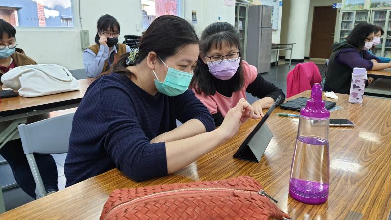 學員遇到困難互相討論。