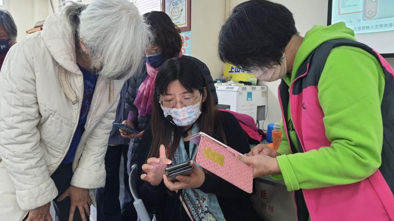 講師協助學員排解困難。