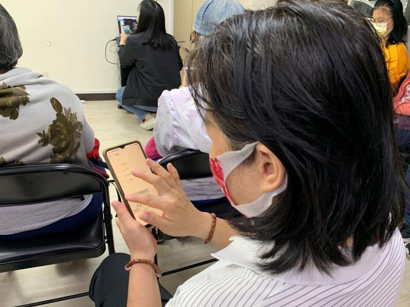 學員立刻在課程中，下載老師介紹的軟體。