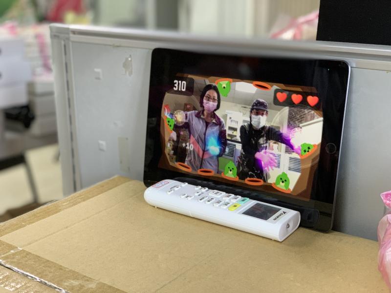 運用手機或平板，就可以玩玩互動小遊戲，簡單活動身體。