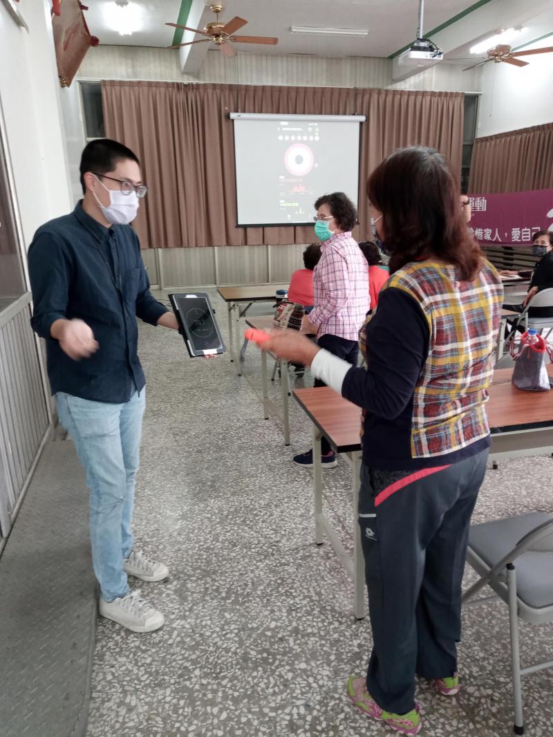 學員嘗試使用藍芽智能計數跳繩