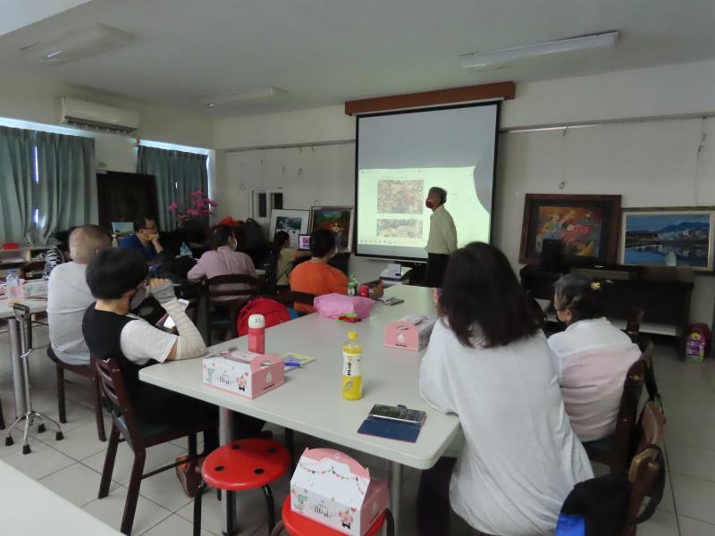 老師回到教室中補充、介紹更多北海岸地區的自然生態、文化與歷史。