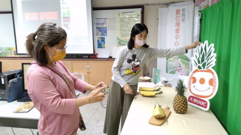 學員2人一組, 互相合作拍出美美的商品