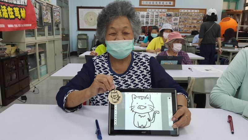 學員重複繪製多次後，終於成功雷雕出鑰匙圈，笑得合不攏嘴。