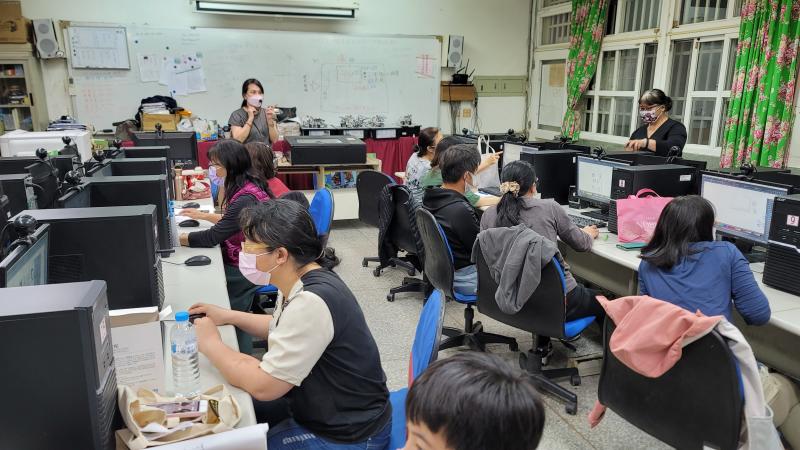 老師說明圖稿設計的方式。