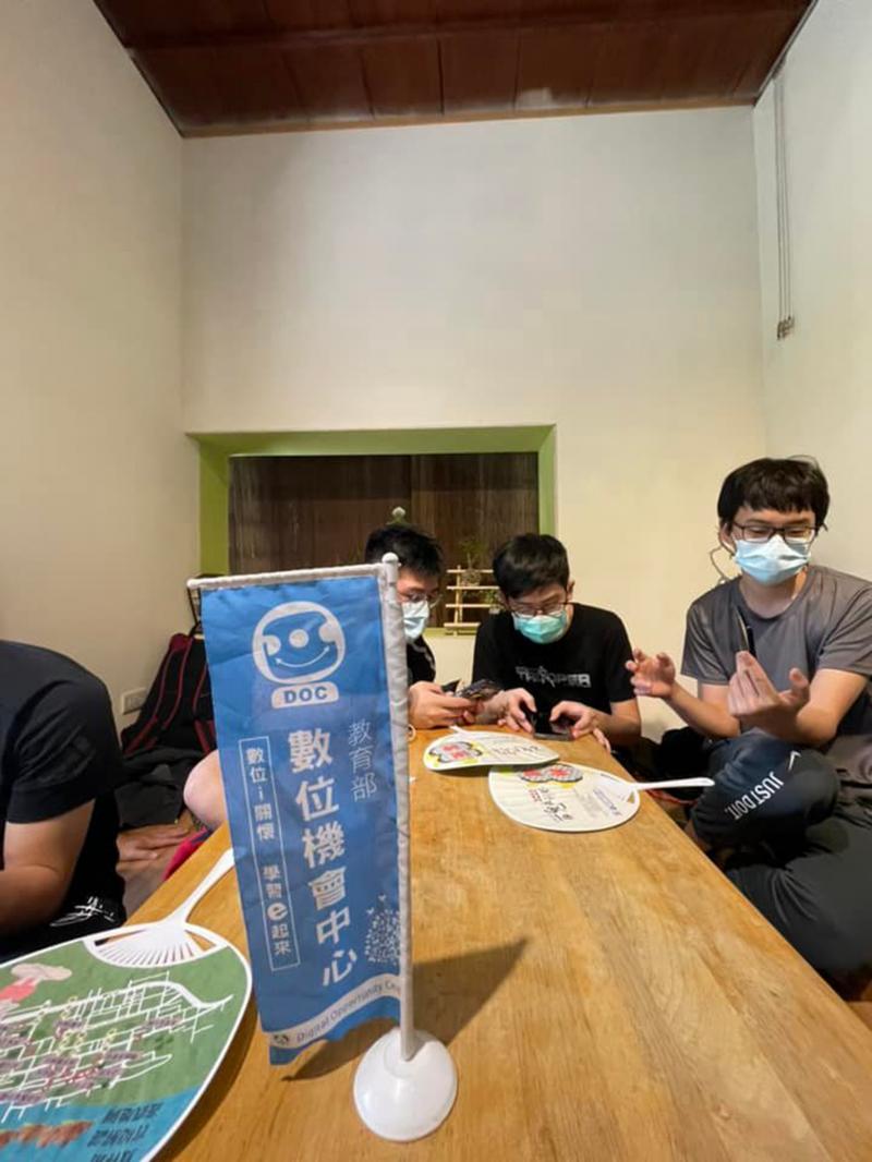 學員努力練習中，專注的眼神真好！