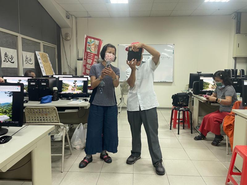 手機拍照技巧介紹及如何敗出好姿勢，配合場景，互相學習拍照及分享討論相片。