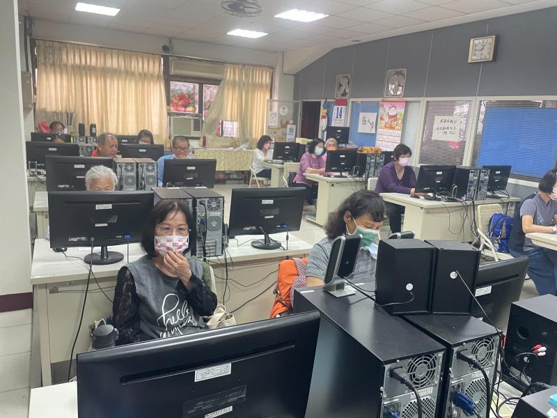 可以用Line直接製作，用Imgplay製作，用Google相簿製作成GIF動畫，同學們喜歡用Imgplay製作。