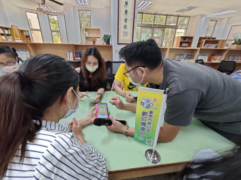 講師跟學員互動，指導不會的地方