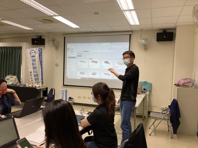 講師親切的介紹3D列印的原理與應用