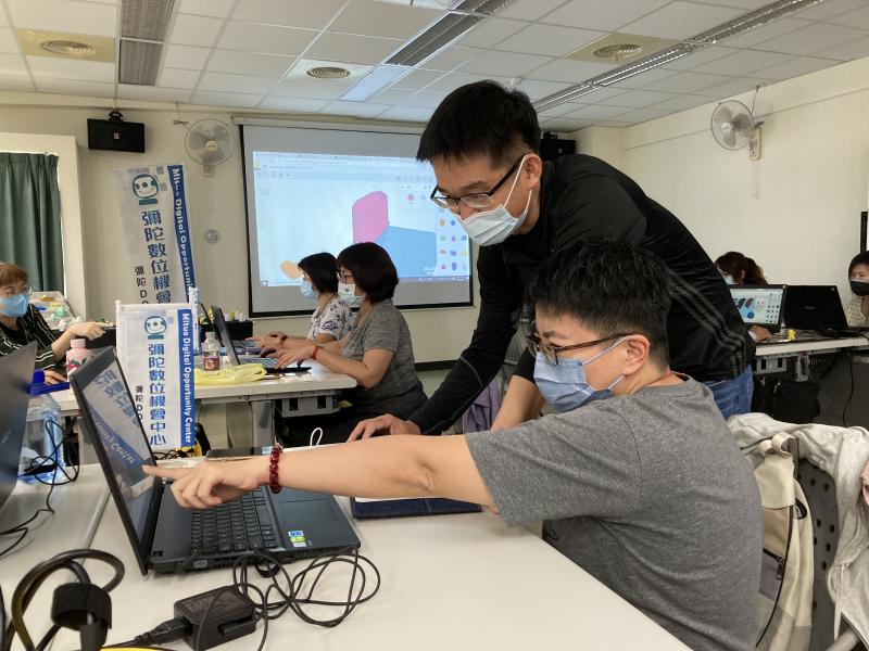 講師仔細地與學員進行討論，針對學員所遇到的問題，重新再操作示範