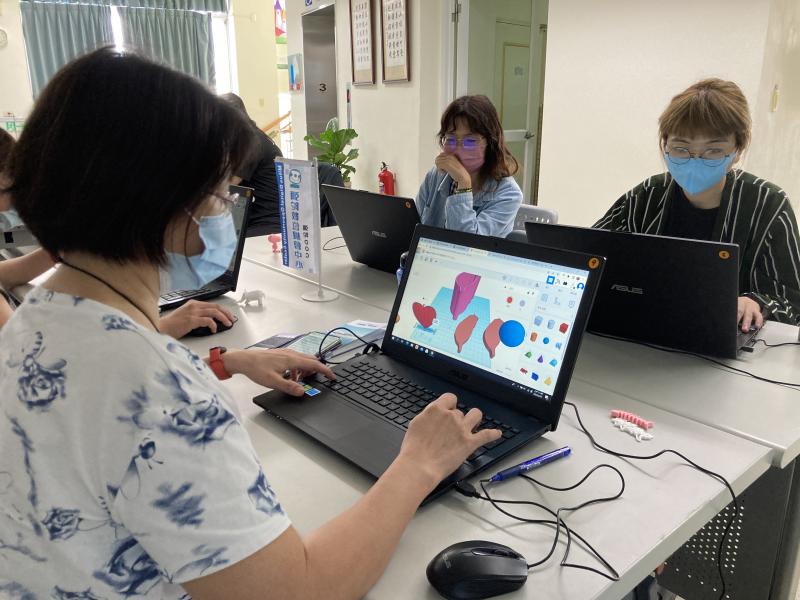 學員勇敢的嘗試不同的設計圖形，設計專屬自己的作品