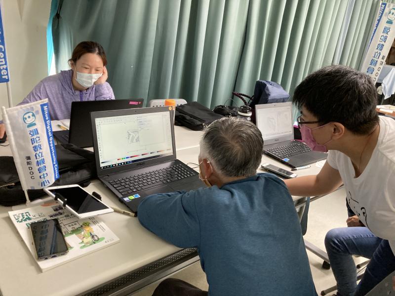 學員遇到操作問題，講師就會隨時出現在身邊，重新示範一次，說明如何解決問題