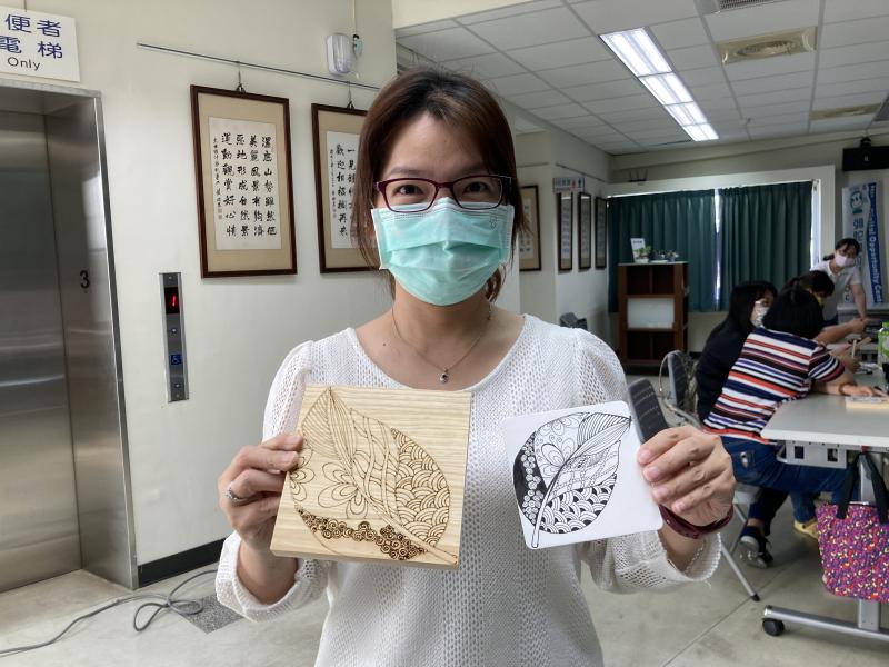 學員以禪繞畫為設計基礎，應用於雷雕作品上，讓雷雕也很禪繞