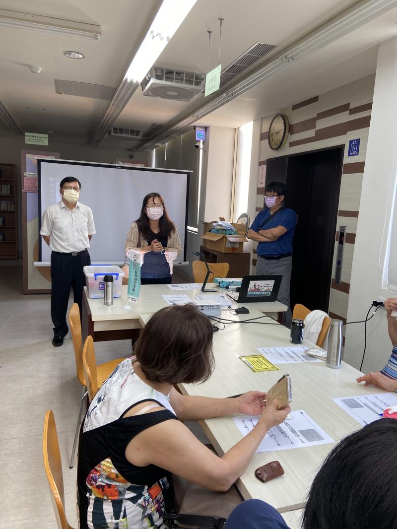 這次的課程是在元長鄉立圖書館舉辦，校長與陳館長一起為這次合作DOC課程，不遺餘力的促使這次課程順利開課!