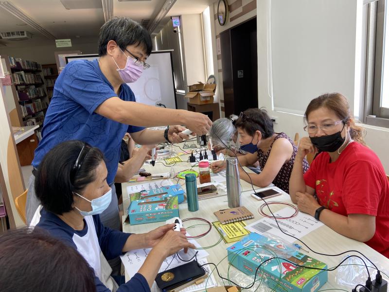 文瑞老師非常詳細的介紹3D列印筆的使用耗材材質、操作方式，，現場因為大家都是第一次接觸3D列印筆，有一些操作的小狀況，只要老師一出馬立馬就可以排解!