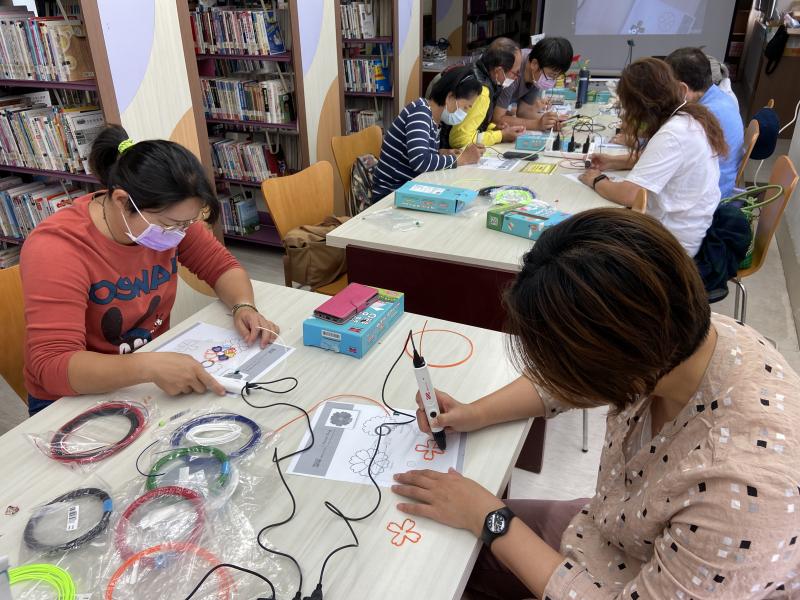 第二堂課室製作立體的花戒指，由於第一堂課大家都比較熟悉操作方式了，學員們都很認真地勾畫出自己的作品!