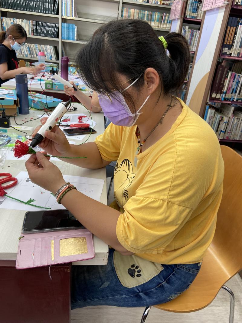 第三堂課是製作母親節的康乃馨，學員們各個都覺得相比之前的作品，更有挑戰性，非常專注的製作組裝屬於自己的康乃馨