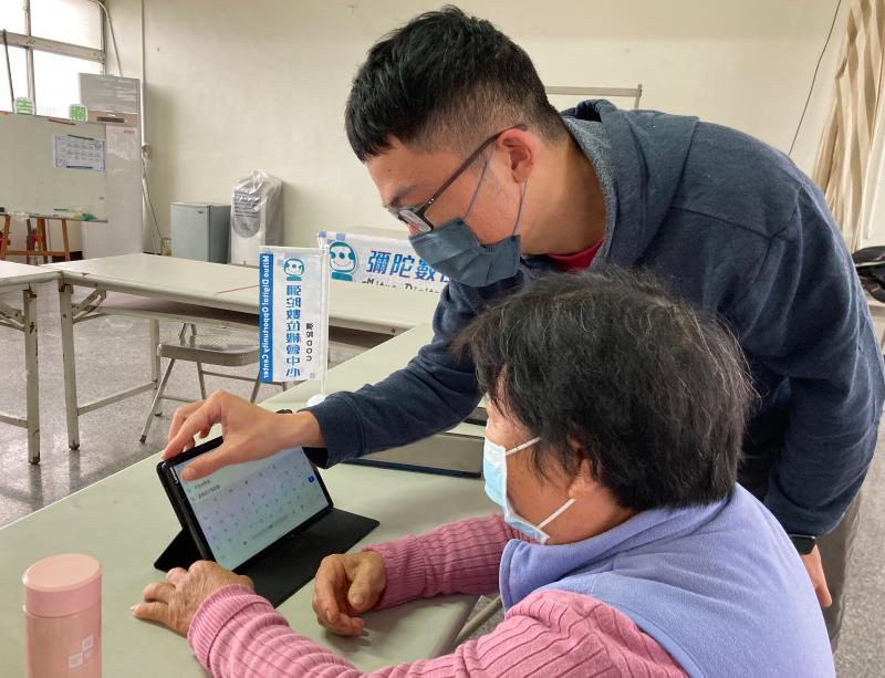 老師示範如何查詢醫院的看診進度