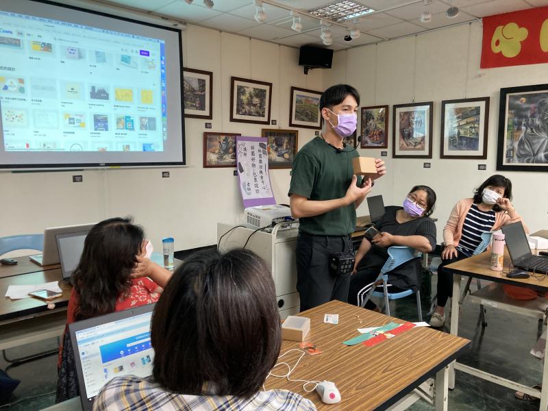 老師分享許多包裝材料，讓學員認識各種包裝適合的樣子