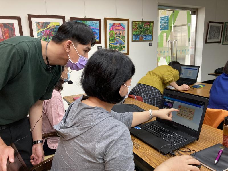 學員跟著老師的步驟進行，當然還是會遇到問題，老師也會即時的協助學員解決問題