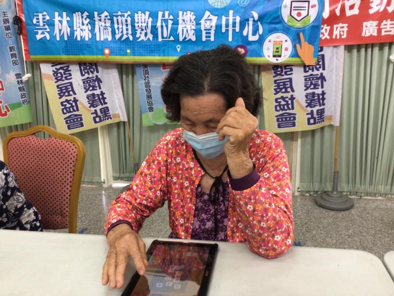 最認真學習的阿嬤學習畫面