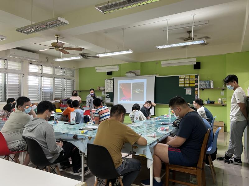 與身障生進行平板使用說明與網路安全宣導