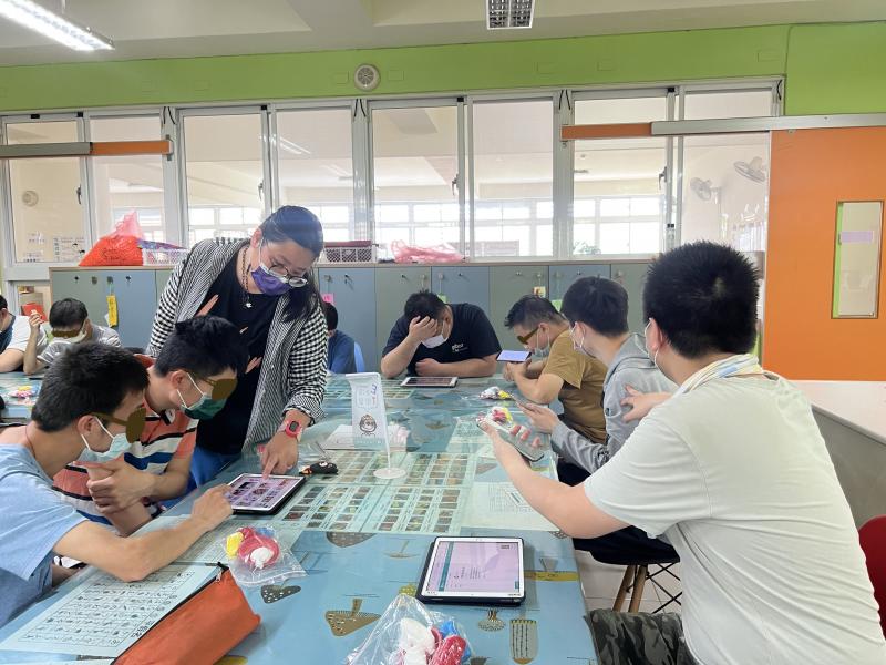 身障生學員練習搜尋想製作的黏土圖片及認識繪色APP