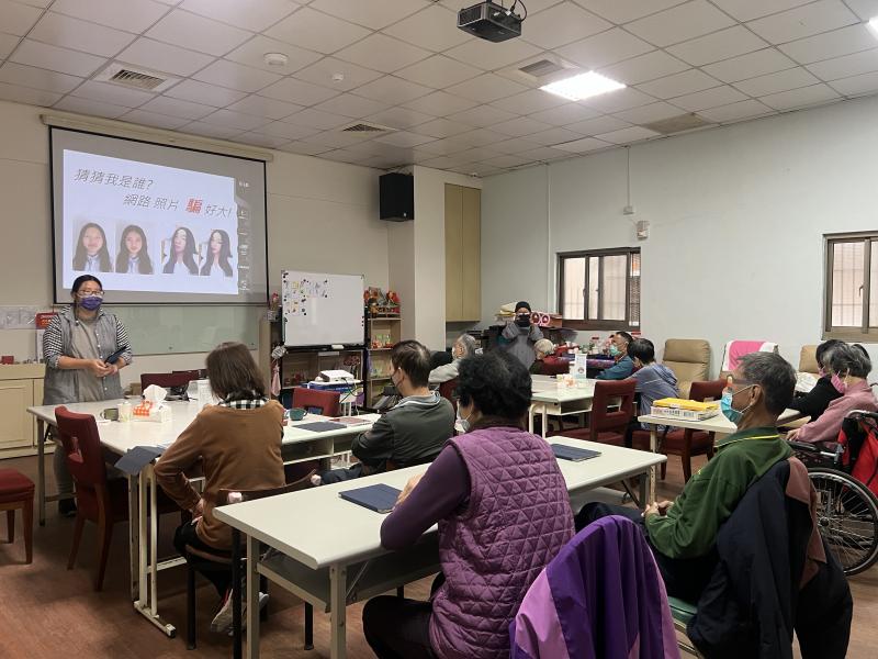 講師透過猜猜小遊戲與銀髮長輩、失智長輩、身障學員宣導網路資訊安全