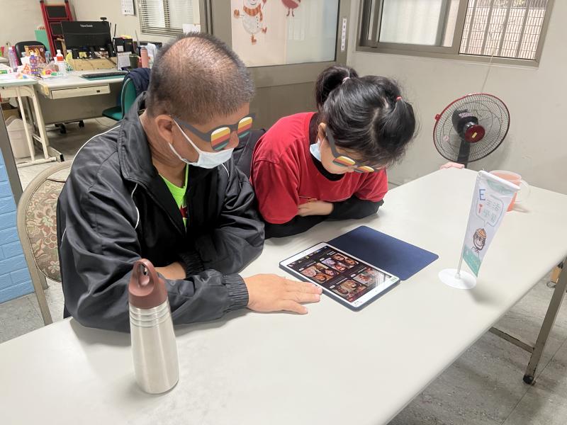 學習平板使用方式與宣導網路資訊安全，並學習透過APP製作自己的照騙照。