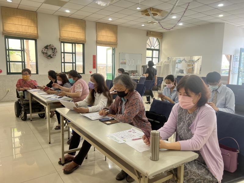 講師與教會銀髮長輩介紹LINE貼圖的製作與創作方式，大家都很認真學習