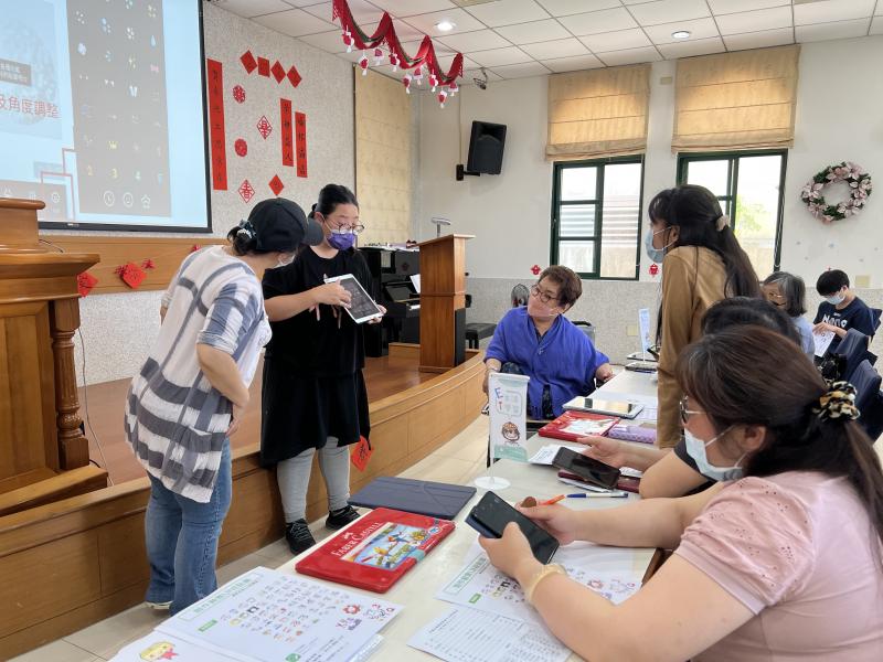 講師說明如何升級利用LINE拍貼APP可以利用的素材，讓我們繪畫的貼圖更豐富