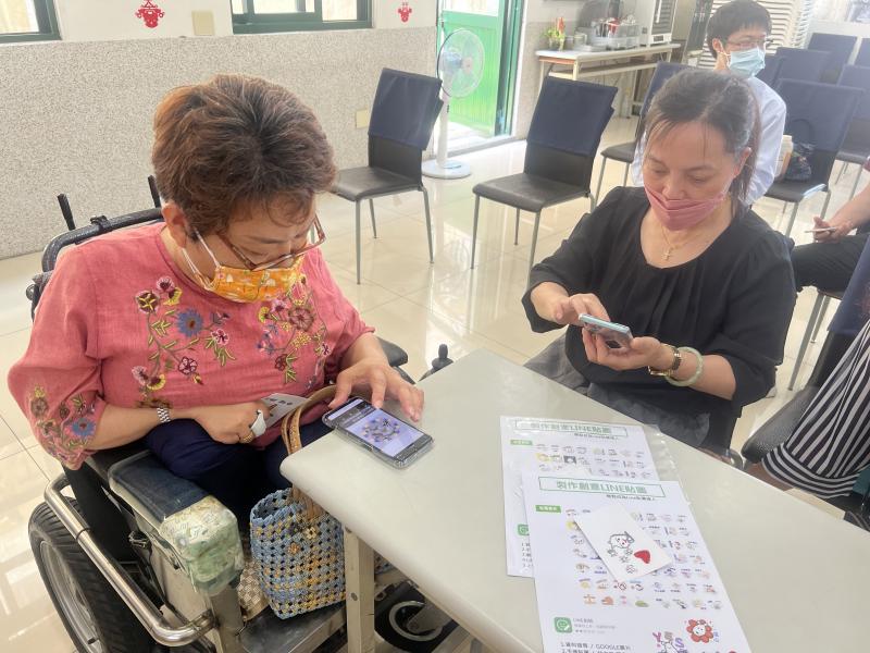 學習透過自己繪畫的教會貼圖素材認真編輯自己的專屬貼圖