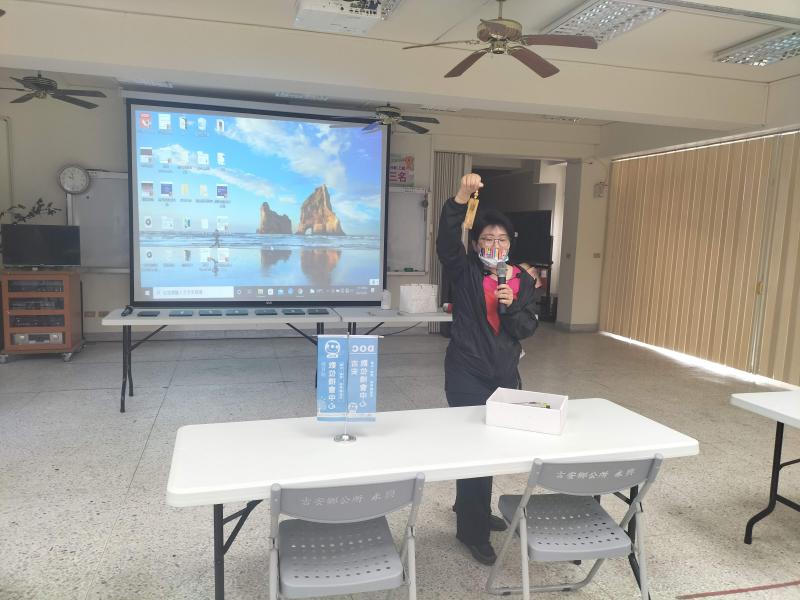 講師展示雷雕"吉安守愛卡"