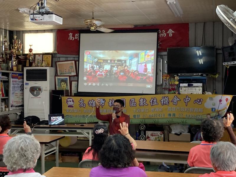 老師先讓大家體驗直播，長輩從大螢幕看到自己都感覺很新奇