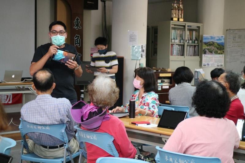 老師教學員平板的操作、如何下載生活常用APP和小遊戲