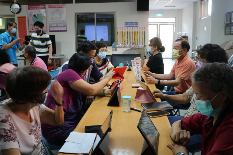 老師教平板電腦，下載APP玩小遊戲