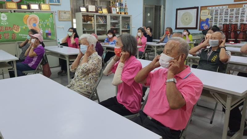 學員們一起做耳朵操。