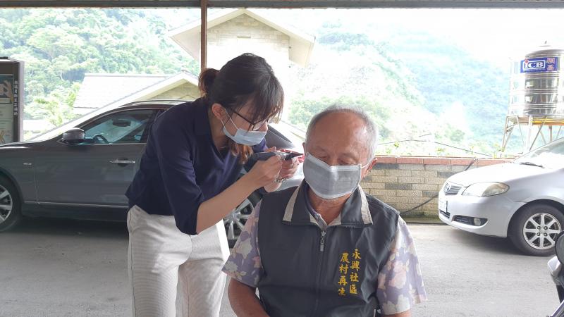 講師為學員檢查耳內狀況。