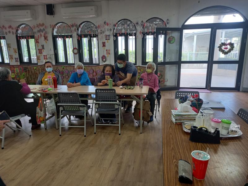 長輩們嘗試使用手機拍照