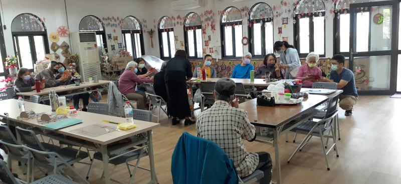 長者們對於手機使用較不熟悉，講師正在協助長者