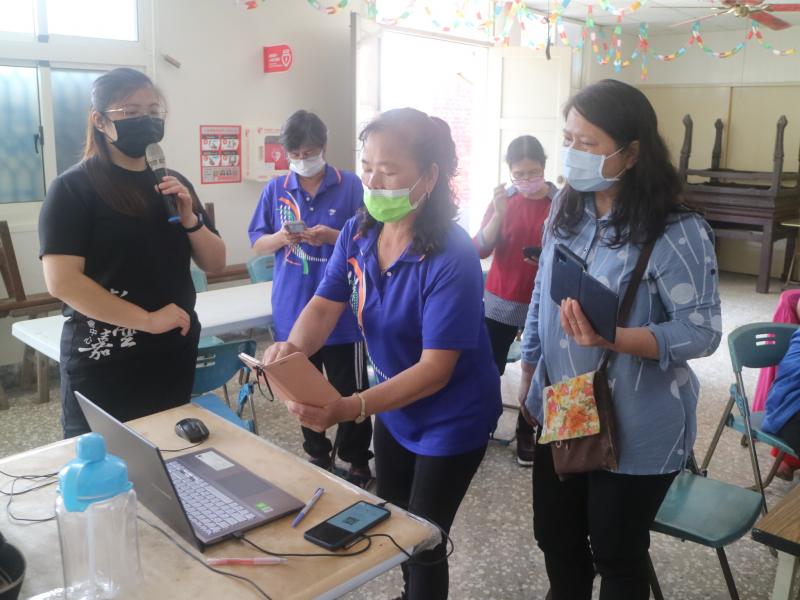 現在到處都在掃QR碼我們也必需迅速上手的,老師上課後我們能從懵懂中更加清楚了