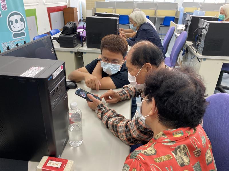 講師教大家編輯影片