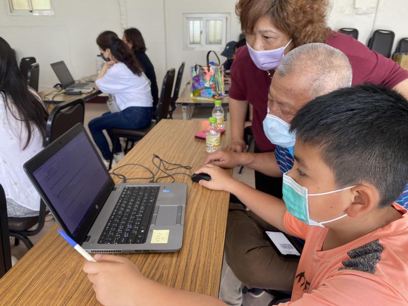 祖孫一起絞盡腦汁玩一把罩闖關活動,學習永遠不嫌晚